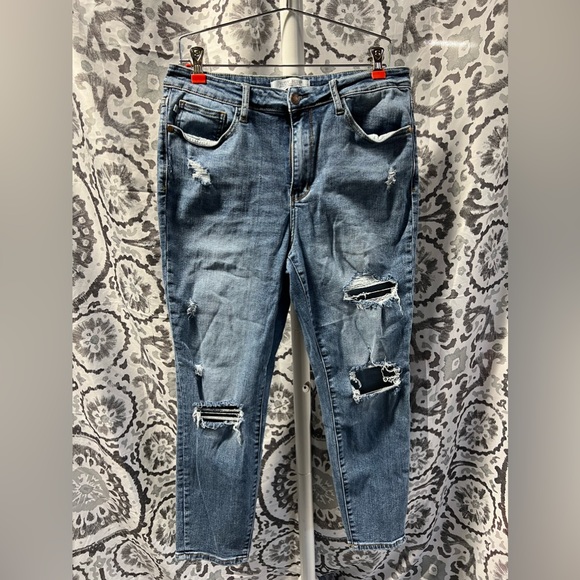 Distressed Judy Blue Skinnies - Picture 1 of 3